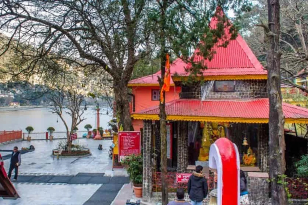 The temple courtyard overlooking Naini Lake.