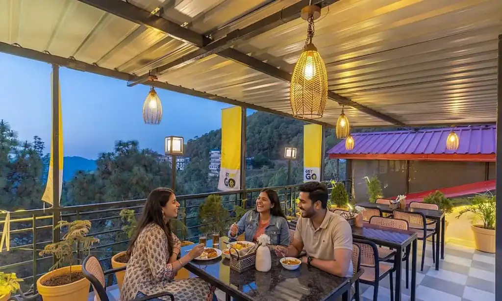Best Cafes in Nainital for Monsoon views, coffee, and cozy rooftop café vibes