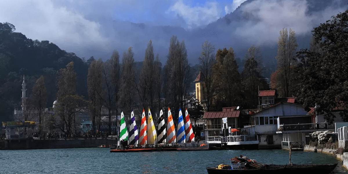 Nainital Lake surrounded by lush green hills under clear blue sky – perfect view to understand Nainital weather by month in 2025